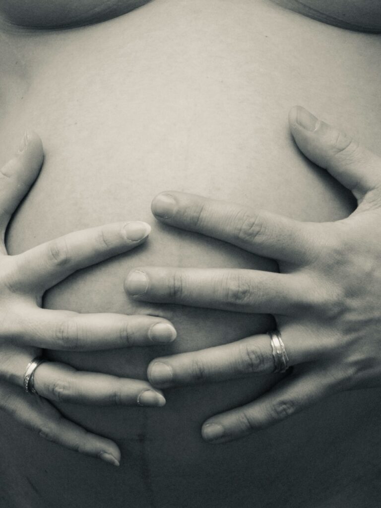 L'enfant à naître, détail photographique en noir et blanc